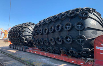 青岛中海航船用充气护舷创行业记实，直径4.5m×8m米发往某水兵船埠