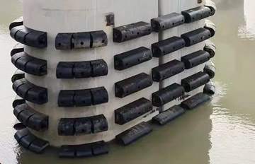 橡胶护舷具有延展性好、吸机能高